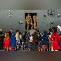 כוחות אמריקניים מחלצים אזרחים ותושבים בשדה התעופה בקאבול. | AFP