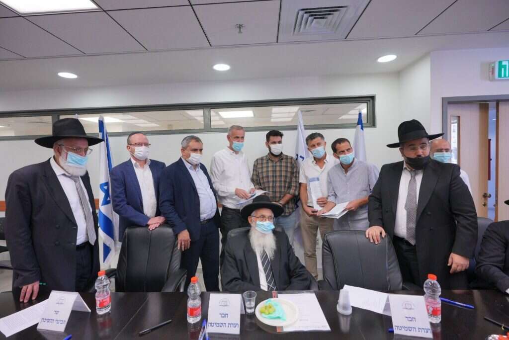 השר זאב אלקין במעמד מכירת קרקע לגוי לקראת שנת השמיטה השר זאב אלקין במעמד מכירת קרקע לגוי לקראת שנת השמיטה