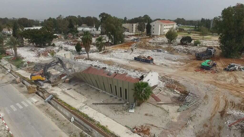 הכנת שטחים במחנה צריפין לבנייה אזרחית. | ההנדסה והבינוי במשרד הביטחון