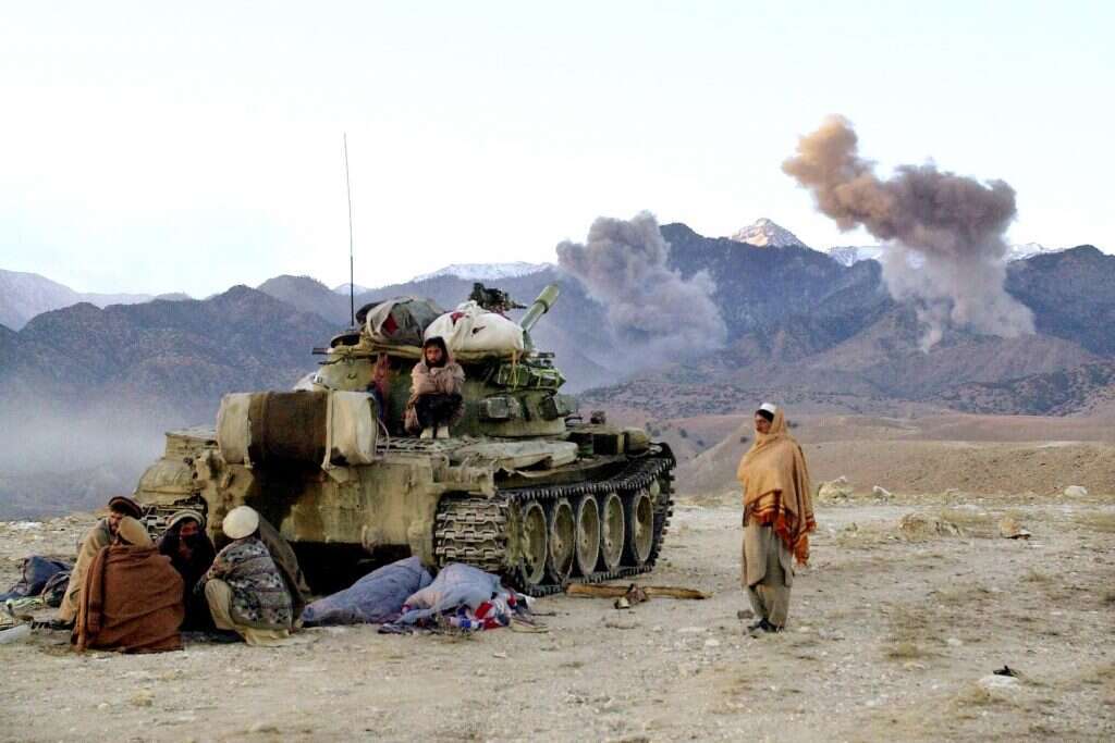 "הבעיה של האמריקנים היא הפער העצום בין הערכים שלהם לפעולות". לוחמים אפגנים פרו־אמריקנים במתקפה בטורה־בורה, 2001. | AFP "הבעיה של האמריקנים היא הפער העצום בין הערכים שלהם לפעולות". לוחמים אפגנים פרו־אמריקנים במתקפה בטורה־בורה, 2001. | AFP