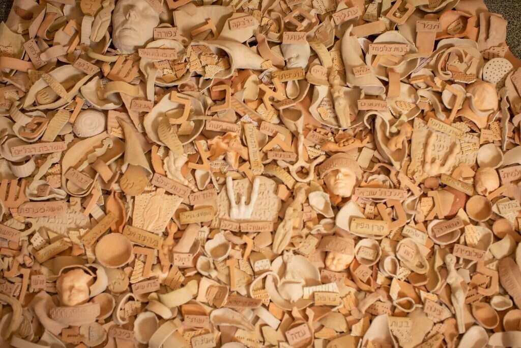 נחמה גולן, פרט מתוך יצירה בתהליך בסטודיו האמנית, שם
זמני "ותעש ותאמר". | אריק סולטן