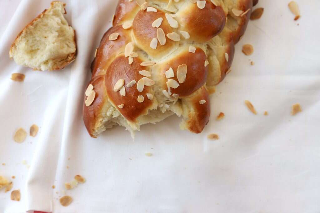 חלת שקדים ודבש חגיגית. | אפרת ליכטנשטט