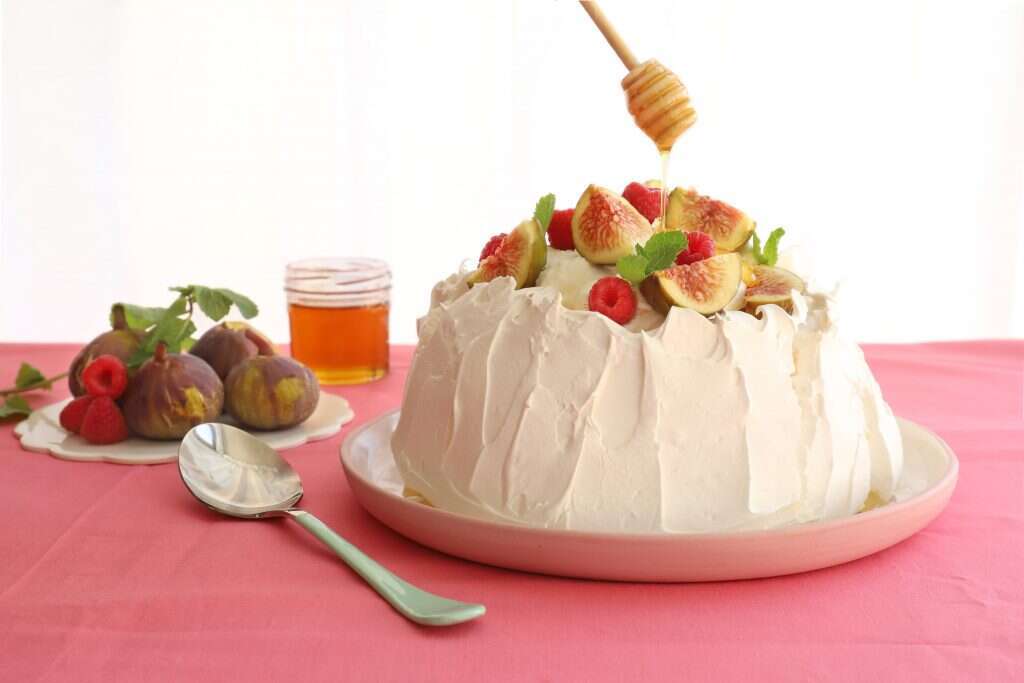 פבלובה עם קצפת מסקרפונה, דבש ותאנים. | אפרת ליכטנשטט