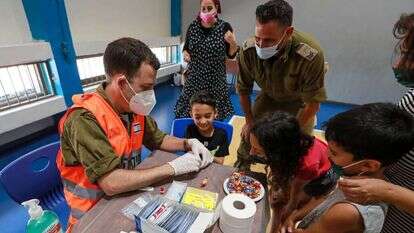 ילדי בית ספר בבדיקות סרולוגיות. | אורן בן חקון