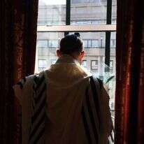 ראש הממשלה בנט עוטה טלית ותפילין בוושינגטון. | אבי אוחיון, לע"מ