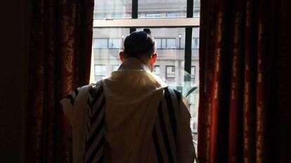 ראש הממשלה בנט עוטה טלית ותפילין בוושינגטון. | אבי אוחיון, לע"מ