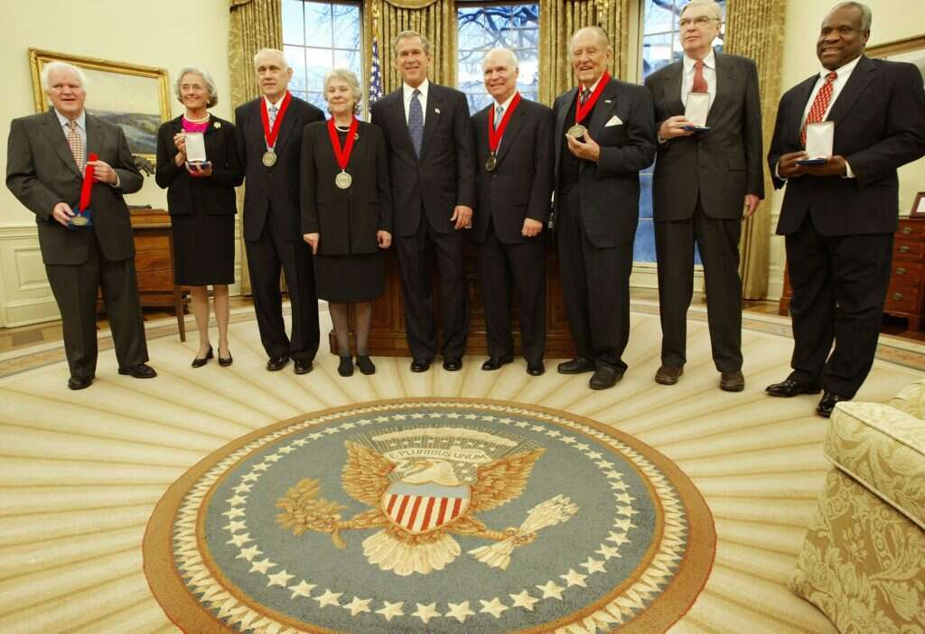 פרופ' דונלד קגן (משמאל) מקבל מנשיא ארה"ב
ג'ורג' בוש הבן את המדליה הלאומית למדעי הרוח לשנת
2002. | AP