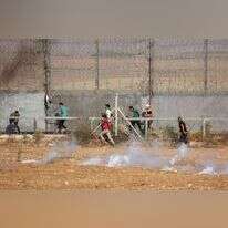 מתפרעים פלסטינים על גדר רצועת עזה, | AFP