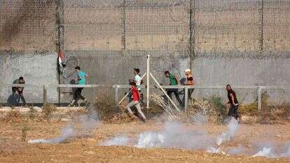 מתפרעים פלסטינים על גדר רצועת עזה, | AFP