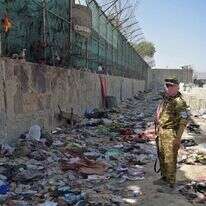 חייל של הטאליבן שומר באזור הפיגוע בכאבול. | AFP
