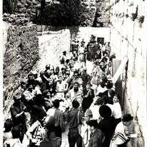 במרכז התמונה: הרב שמואל וינגרטן ובנו ידעיה הכהן בכותל, יומיים לאחר שחרורו. בתחתית התמונה מימין: אורי צבי גרינברג. | באדיבות המשפחה