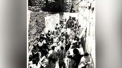 במרכז התמונה: הרב שמואל וינגרטן ובנו ידעיה הכהן בכותל, יומיים לאחר שחרורו. בתחתית התמונה מימין: אורי צבי גרינברג. | באדיבות המשפחה