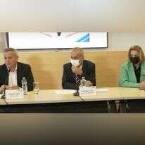 מימין: פרופ' נחמן אש, פרופ' אלרועי פרייס ושר הבריאות ניצן הורביץ. | מסך מתוך השידור של מסיבת העיתונאים