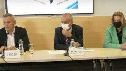 מימין: פרופ' נחמן אש, פרופ' אלרועי פרייס ושר הבריאות ניצן הורביץ. | מסך מתוך השידור של מסיבת העיתונאים