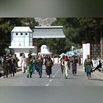 לוחמי טליבאן בכניסה לשדה התעופה בקאבול. | AFP