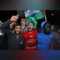 מתפרעים פלסטינים על גדר רצועת עזה. | AFP