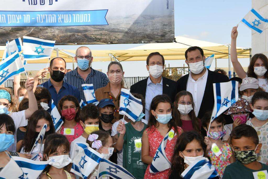 ילדי בית הספר מונטסורי עם נשיא המדינה, רעייתו ויוסי דגן | עמוס בן גרשום/ לע״מ