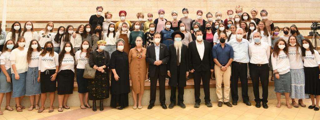 תלמידות אולפנת צביה עם הנשיא, רעייתו, יוסי דגן והרב מלמד | עמוס בן גרשום/ לע״מ