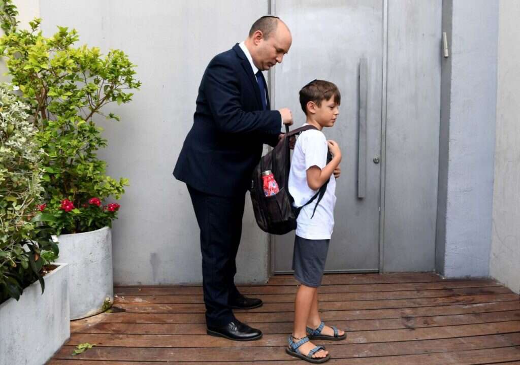 ראש הממשלה נפתלי בנט עם בנו דוד בהכנות אחרונות ללימודים. | אבי אוחיון /לע"מ