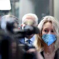 אליזבת הולמס מחוץ לבית המשפט. | AP