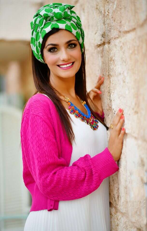 שמלה: בוטיק חומי, עליונית: נעמה בצלאל, שרשרת: אורטל בן דיין. | מיטל גרין חזות