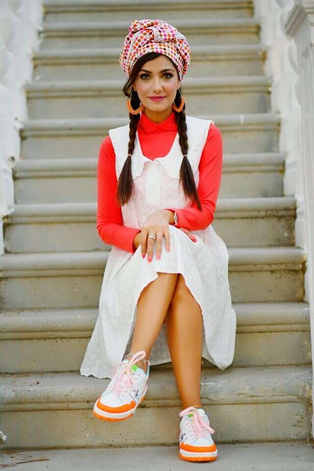 שמלה: בוטיק חומי, 
גולף כתום: ברכה בן חיים, נעליים: אוסף פרטי, כיסוי ראש: אוסף פרטי. | מיטל גרין חזות