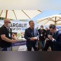 אסף גרניט ואראל מרגלית בחנוכת הפודטק בקריית שמונה. | אייל מרגולין, ג'יני