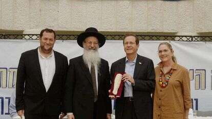 נשיא המדינה יצחק (בוז'י) הרצוג בביקורו בהר ברכה. | אליחי מנחם