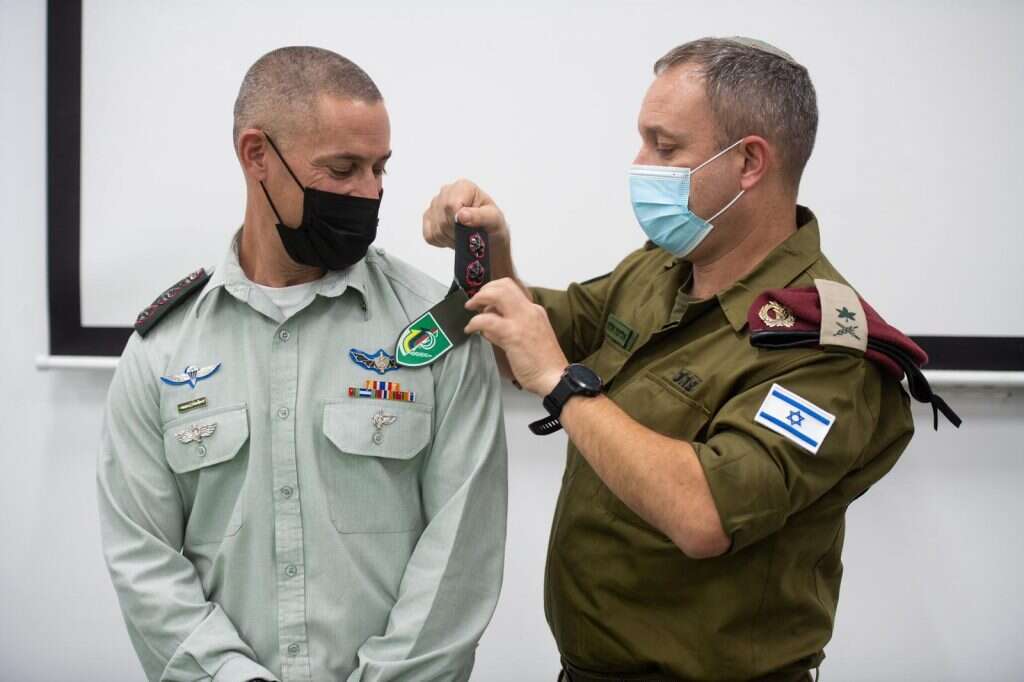 אל"מ שמחה מקבל את תג חטיבת הנח"ל
ממפקד פיקוד הדרום אלוף אליעזר טולדנו,
שלשום. | דובר צה"ל