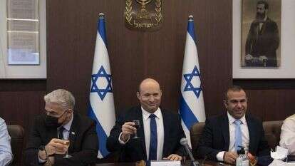 הרמת כוסית בישיבת הממשלה. | EPA הרמת כוסית בישיבת הממשלה. | EPA