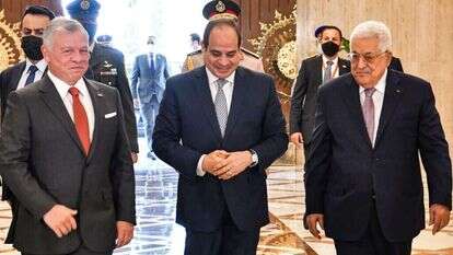 ראש הרש"פ אבו-מאזן, נשיא מצרים א-סיסי ועבדאללה מלך ירדן בוועידה בקהיר. | AFP