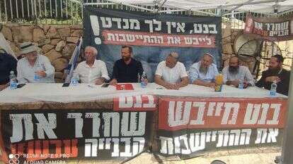 ראשי רשויות ביו"ש במחאה מול משרד רה"מ בנט על ההקפאה