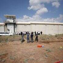 כוחות הביטחון מחוץ לכלא גלבוע לאחר בריחת המחבלים. | EPA