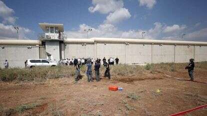 כוחות הביטחון מחוץ לכלא גלבוע לאחר בריחת המחבלים. | EPA