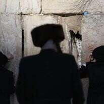 סליחות בכותל במוצאי ראש השנה. | EPA סליחות בכותל במוצאי ראש השנה. | EPA