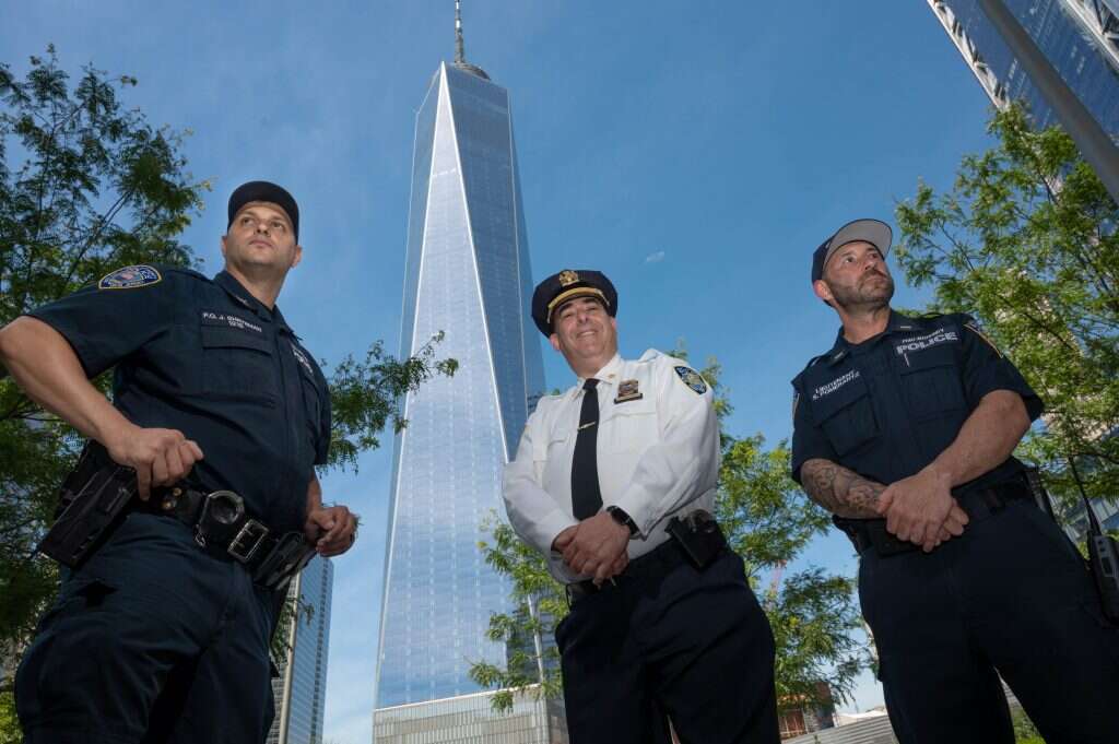 פומרנץ (מימין) ויבלונסקי (במרכז) על רקע "מגדל החירות" שהוקם על חורבות מגדלי התאומים. | שחר עזרן