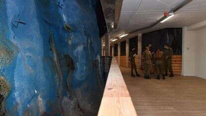 קיע סלע חשוף בבור, ועליו סימני מים וטחב | דובר צה"ל