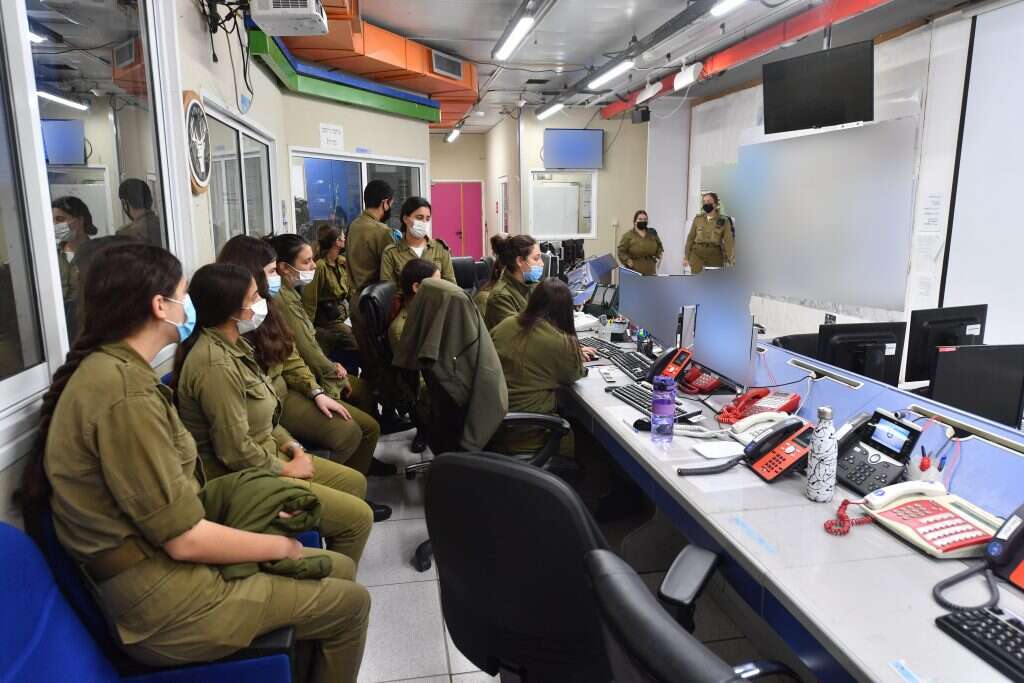 תדרוך חילופי משמרות בחמ"ל אלוף הפיקוד | דובר צה"ל