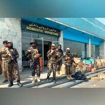 לוחמי טליבאן עומדים מחוץ לנמל התעופה הבינלאומי בקאבול לאחר היציאה האמריקנית. | AP