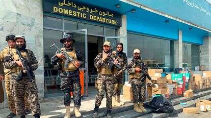 לוחמי טליבאן עומדים מחוץ לנמל התעופה הבינלאומי בקאבול לאחר היציאה האמריקנית. | AP