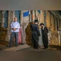 קצין ביום, מדריך ירושלמי בלילה. | יוסי אלוני