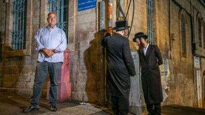 קצין ביום, מדריך ירושלמי בלילה. | יוסי אלוני