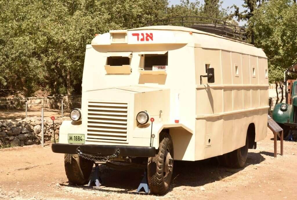 אוטובוס משוריין בחאן שער הגיא | יוסי זליגר