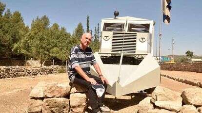 מתן וילנאי ליד משוריין פורץ מחסומים בשער הגיא | יוסי זליגר