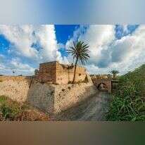 בת 800 ועדיין מועילה יותר מהמכשול מול עזה. חומת קיסריה הצלבנית. | שאטרסטוק בת 800 ועדיין מועילה יותר מהמכשול מול עזה. חומת קיסריה הצלבנית. | שאטרסטוק