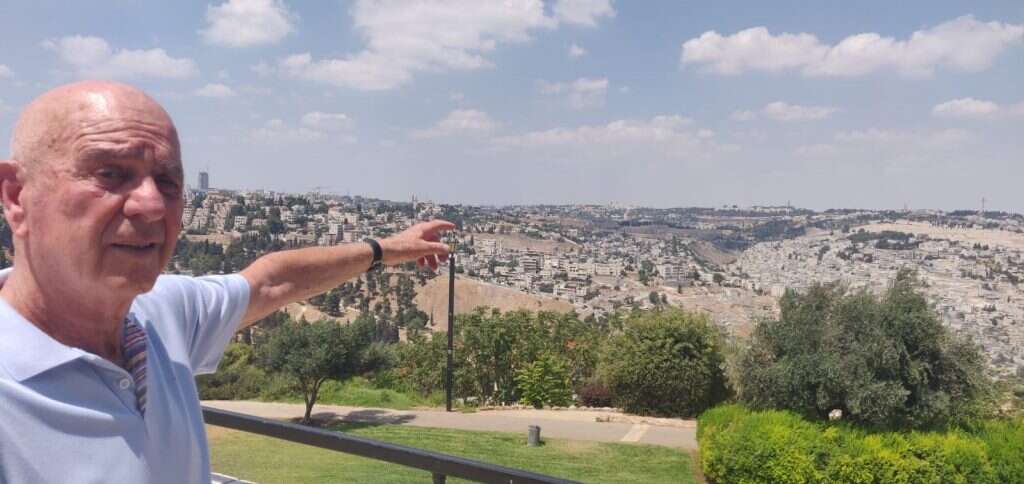 מצביע לעבר הכותל מטיילת ארמון הנציב | מיכאל טוכפלד