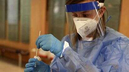 פרמדיקית של מד"א עורכת בדיקת קורונה. | AFP