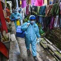 עובדי בריאות בצבא הודו עוברים בין בתים במהלך מבצע חיסוני קורונה. | AFP