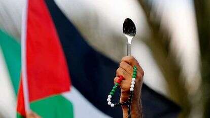 חגיגות של פלסטינים על בריחת המחבלים מכלא גלבוע. | AFP