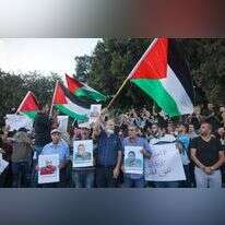 מפגינים מניפים דגלי אש"ף מחוץ לדיון להארכת מעצרם של האסירים הביטחוניים שנמלטו מכלא גלבוע. | AFP